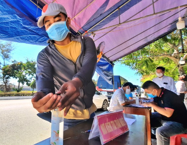 Người dân được đo thân nhiệt tại chặn một chốt chặn từ Quảng Nam đi Đà Nẵng