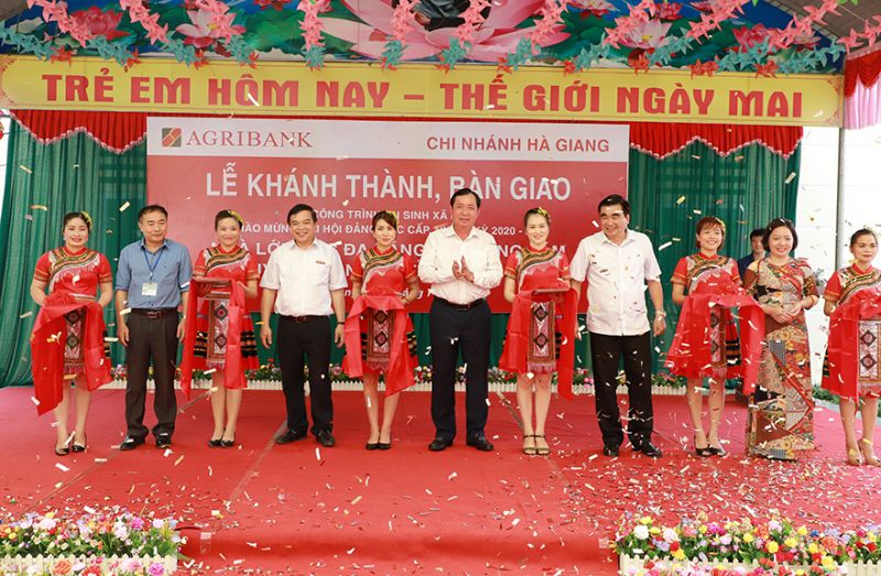Lãnh đạo tỉnh Hà Giang và Agribank dự lễ cắt băng khánh thành các công trình