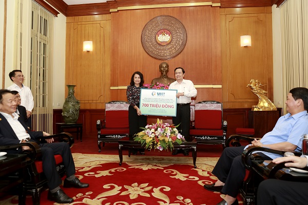 Đại diện VNI, Bà Lê Thị Hà Thanh - Chủ tịch HĐQT ủng hộ 700 triệu đồng cho công tác phòng chống dịch Covid-19 tại Miền Trung