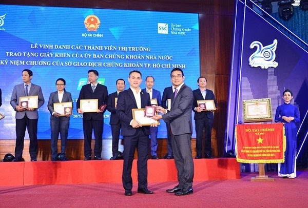 Tập đoàn Bảo Việt đã được Ủy ban Chứng khoán Nhà nước, HoSE ghi nhận bởi những đóng góp tích cực cho sự phát triển bền vững, minh bạch, chuẩn mực của thị trường chứng khoán Việt Nam