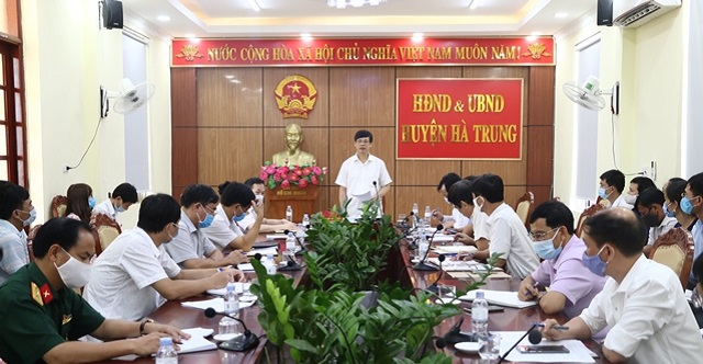 Chủ tịch UBND tỉnh Nguyễn Đình Xứng phát biểu trong buổi kiểm tra công tác phòng chống dịch COVID-19 tại huyện Hà Trung.