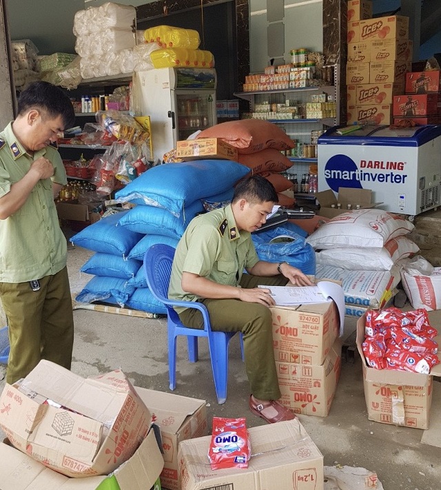Hà Giang: Phát hiện và tạm giữ trên 200 gói bột giặt có dấu hiệu giả mạo nhãn hiệu OMO