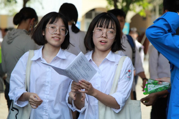 Thí sinh dự thi vào lớp 10 năm học 2020-2021 tại Hà Nội (Ảnh: CHU HÀ LINH)
