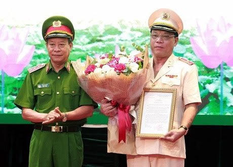 Thiếu tướng Nguyễn Hải Trung (phải) trong buổi lễ nhận quyết định bổ nhiệm của lãnh đạo Bộ Công an