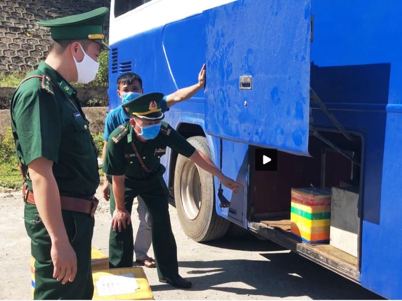 Xe khách BKS Lào đã gia cố thùng kín để vận chuyển hàng lậu