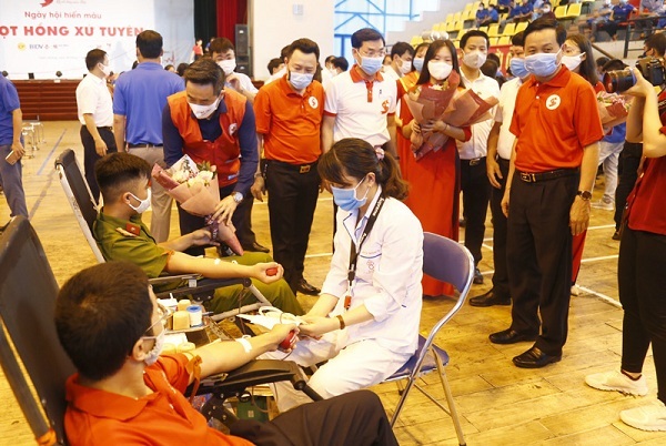 Đại diện Ban Chỉ đạo vận động hiến máu tình nguyện tỉnh thăm và tặng hoa người hiến máu tình nguyện.