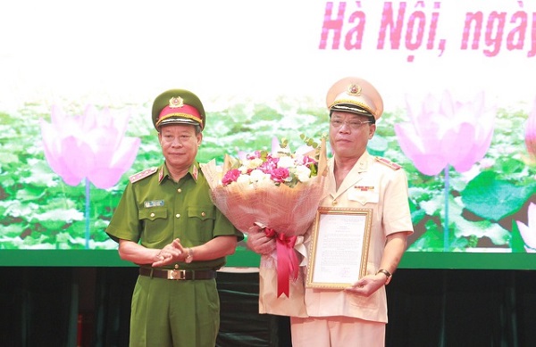 Thượng tướng Lê Quý Vương - Thứ trưởng Bộ Công an - trao quyết định bổ nhiệm cho Thiếu tướng Nguyễn Hải Trung