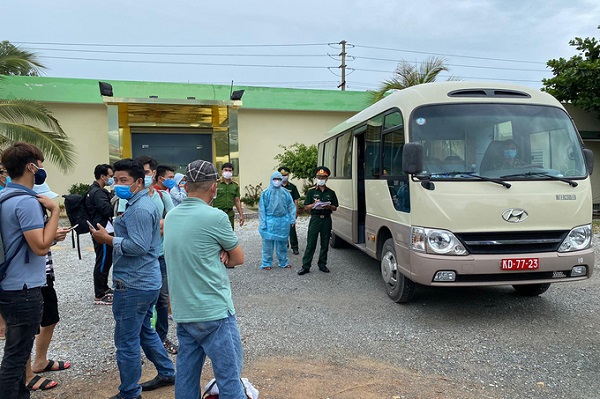 Xe quân đội đón người từ Đà Nẵng trở về ở chốt kiểm soát y tế số 6 thị trấn Lăng Cô. Ảnh: Anh Hùng