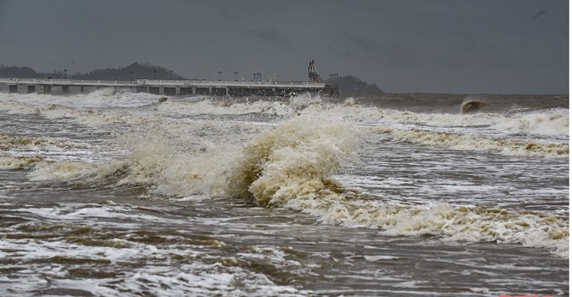 Theo ghi nhận, sáng 2/8 tại xã Hoằng Thanh (Thanh Hóa), bờ biển có nhiều sóng cao, kèm mưa và gió mạnh.