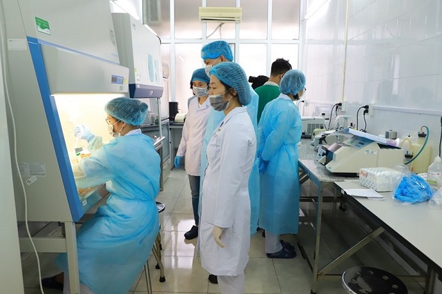 Cán bộ CDC Quảng Ninh đào tạo và chuyển giao kỹ thuật xét nghiệm SARS-CoV-2 bằng phương pháp PCR cho các bệnh viện lớn trên địa bàn tỉnh.
