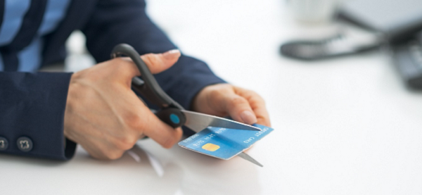 Xác nhận hủy thẻ tín dụng ngay tại quầy dịch vụ chăm sóc khách hàng và yêu cầu cắt thẻ tại chỗ
