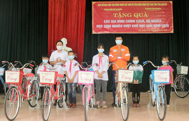 Ban Tổ chức Chương trình “Đưa hàng Việt về miền núi” năm 2020 trao tặng 10 chiếc xe đạp cho các em học sinh nghèo vượt khó học giỏi ở xã Tân Long (Đồng Hỷ).
