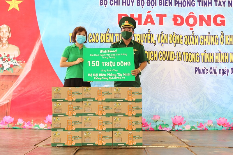 Đại diện NutiFood trao tặng hàng ngàn chai nước uống dinh dưỡng cho bộ đội biên phòng Tây Ninh