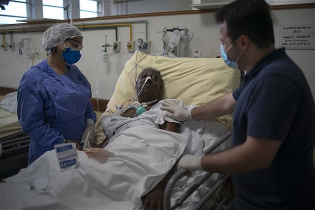 Bệnh nhân COVID-19 được điều trị tại bệnh viện ở Rio de Janeiro, Brazil, ngày 15/7/2020. Ảnh: AFP/ TTXVN