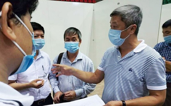 Thứ trưởng Bộ Y tế Nguyễn Trường Sơn (áo cộc, kẻ) trực tiếp kiểm tra việc xây dựng Bệnh viện dã chiến ở Đà Nẵng (Ảnh: Anh Văn)