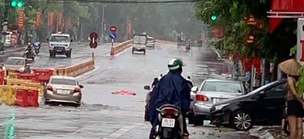 Mưa lớn gây ngập sâu tại nhiều tuyến đường, phố ở TP Việt Trì