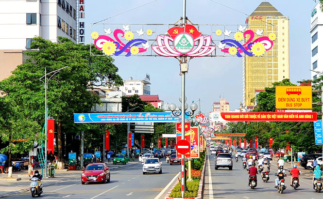 Các tuyến đường, tuyến phố chính ở T.P Thái Nguyên được trang hoàng cờ hoa, băng rôn, khẩu hiệu chào mừng đại hội đảng bộ các cấp.