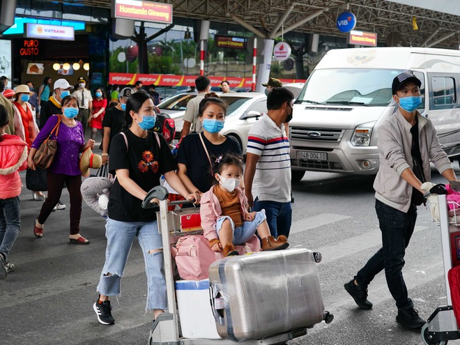 Người dân đeo khẩu trang phòng dịch tại sân bay Tân Sơn Nhất
