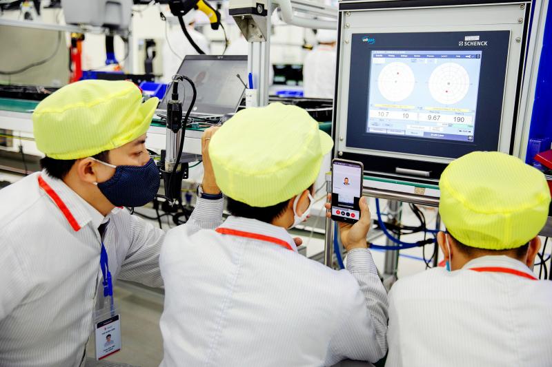 Các kỹ sư và công nhân của VinSmart thường xuyên họp trực tuyến, trao đổi với chuyên gia của Tập đoàn sản xuất thiết bị y tế Medtronic (Mỹ) về kỹ thuật sản xuất. Được biết, nhân sự của VinSmart đã nhanh chóng làm chủ việc sản xuất bo mạch máy thở dù mới chỉ bước chân vào lĩnh vực này vào cuối tháng 3/2020. Hình ảnh được Bloomberg thực hiện và tờ Taipei Times (Đài Loan) dẫn lại trong bài “Tỷ phú giàu nhất Việt Nam với khát vọng đưa sản phẩm Việt ra thế giới”.