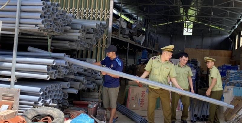 Thu giữ nhiều ống nhựa có dấu hiệu giả mạo nhãn hiệu Tiền Phong