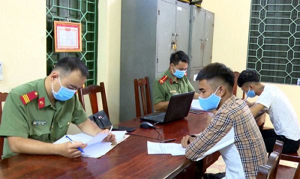 Công an huyện Thanh Thủy (Phú Thọ) làm việc với các đối tượng.