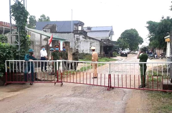 UBND phường Quảng Vinh, thành phố Sầm Sơn (Thanh Hóa) vừa phong tỏa một khu phố vì có bệnh nhân nghi nhiễm COVID-19