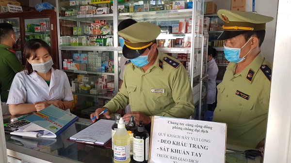 Lực lượng QLTT Lạng Sơn kiểm tra cửa hàng kinh doanh thiết bị y tế