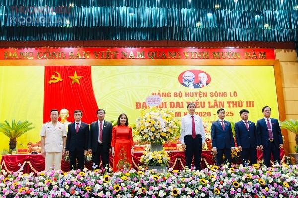 Phó Bí thư Thường trực Tỉnh ủy Vĩnh Phúc Trần Văn Vinh tặng hoa chúc mừng Đại hội