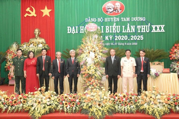Ông Nguyễn Văn Trì, Chủ tịch UBND tỉnh Vĩnh Phúc tặng hoa chúc mừng đại hội