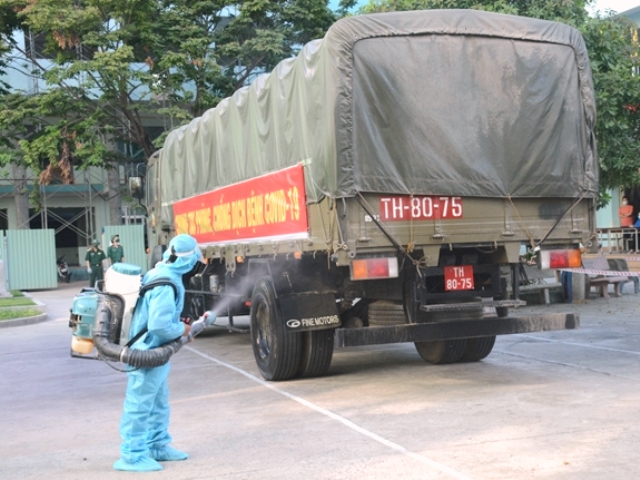 Bộ Y tế chuyển 50 tấn dụng cụ y tế chống dịch covid-19 về Đà Nẵng.