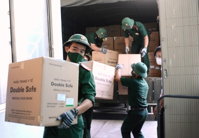 Bộ Y tế chuyển 50 tấn dụng cụ y tế chống dịch covid-19 về Đà Nẵng.