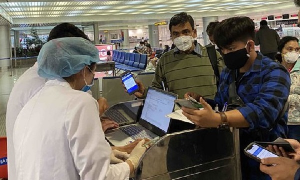 Du khách khai báo y tế ở sân bay Tân Sơn Nhất