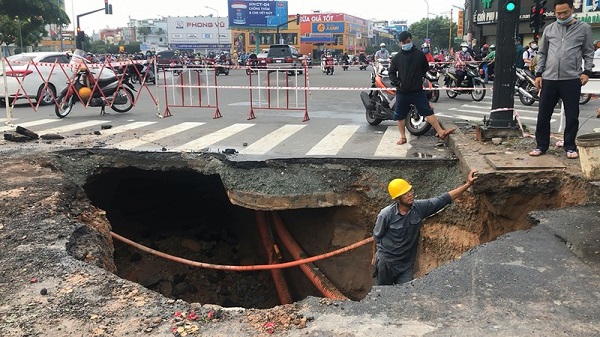 TP.HCM: Xuất hiện “hố tử thần” trên giao lộ đường Nguyễn Oanh – Phan Văn Trị