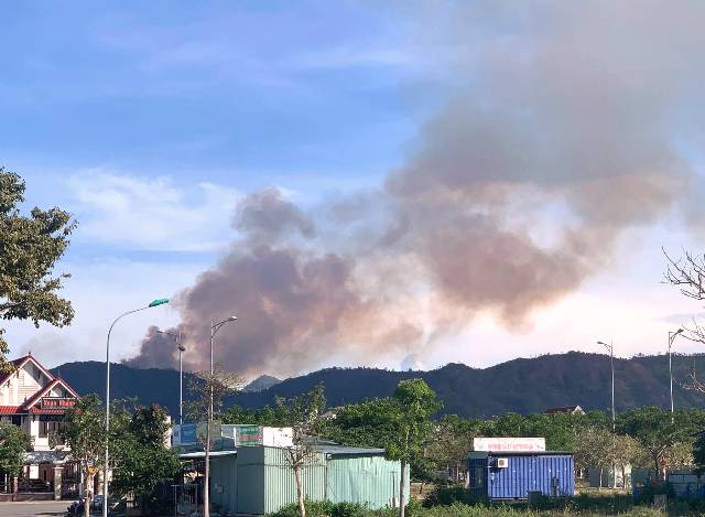 Cháy rừng ở Hòa Vang nhìn từ xa