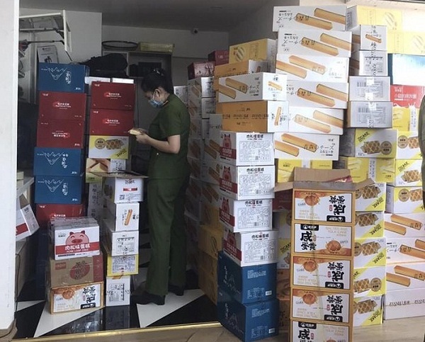 Hà Nội: Thu giữ 8.000 sản phẩm bánh kẹo nghi nhập lậu