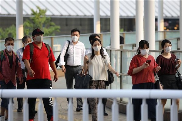 Người dân đeo khẩu trang phòng lây nhiễm Covid-19 tại Tokyo, Nhật Bản, ngày 31/7/2020 (Ảnh: THX/ TTXVN)