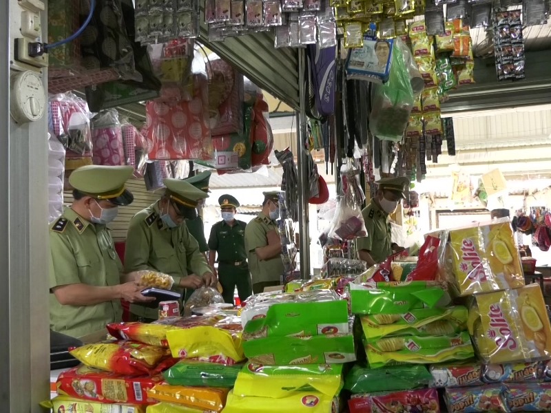 Lực lượng QLTT Quảng Trị tuyên truyền, kiểm tra, giám sát các cơ sở kinh doanh trên địa bàn