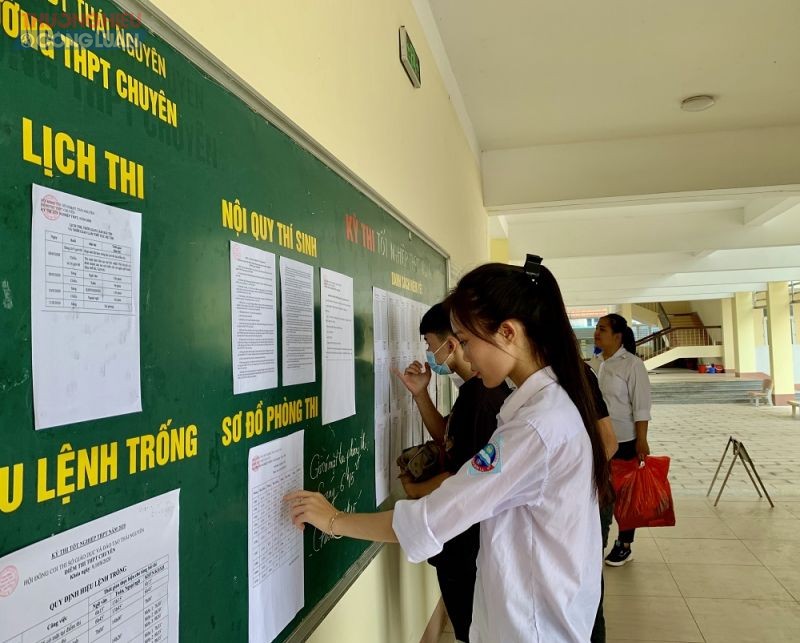 Thí sinh làm thủ tục thi tốt nghiệp THPT 2020 tại Hà Nội.