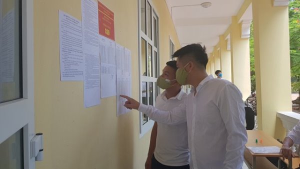 Thí sinh đeo khẩu trang vào phòng làm thủ tục dự thi