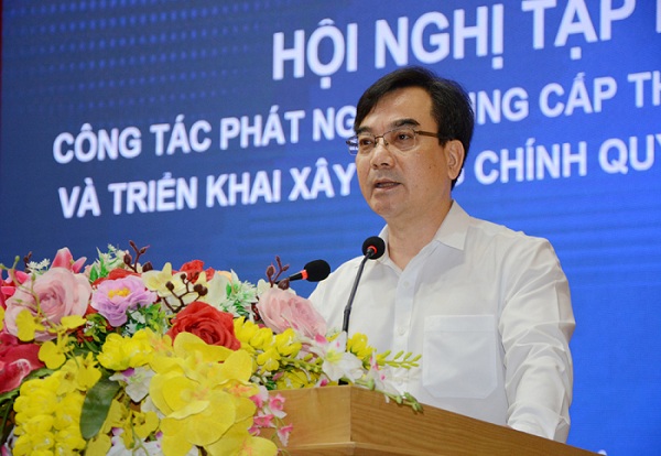 Giám đốc sở Thông tin và Truyền Thông Trịnh Hùng Sơn phát biểu tại lớp tập huấn.