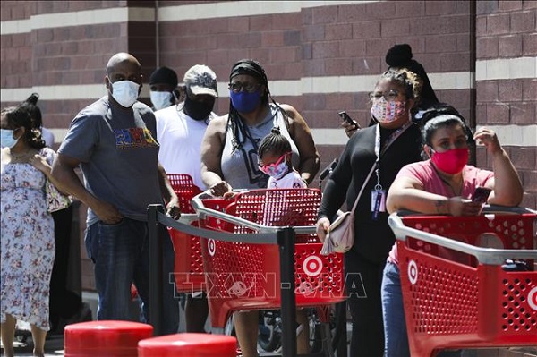 Người dân đeo khẩu trang phòng dịch Covid-19 bên ngoài một siêu thị tại New York, Mỹ ngày 16/7 (Ảnh: THX/TTXVN)