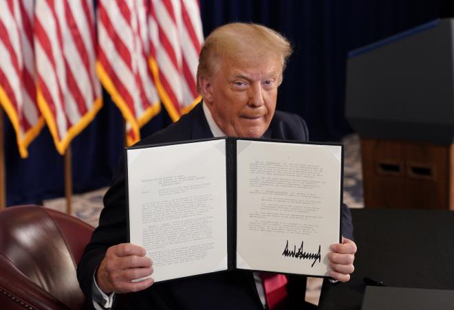 Tổng thống Mỹ Donald Trump ký sắc lệnh mở rộng gói hỗ trợ thất nghiệp cho người Mỹ. (Ảnh: Reuters)