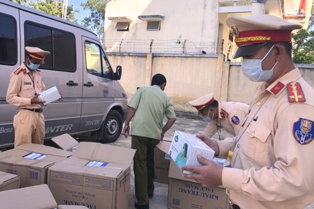 Quảng Ngãi: Phát hiện ô tô chở 22.500 khẩu trang không chứng từ