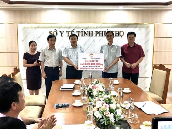 Uỷ ban MTTQ Việt Nam tỉnh Phú Thọ trao tiền ủng hộ đợt 2 cho Sở Y tế.