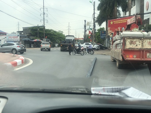 Thái Nguyên: Ô tô chở phôi làm rớt hàng xuống đường gây mất ATGT