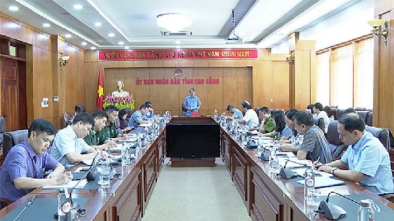 Đồng chí Hoàng Xuân Ánh - Chủ tịch UBND tỉnh, Trưởng Ban Chỉ đạo phòng, chống dịch COVID-19 tỉnh Cao Bằng phát biểu chỉ đạo cuộc họp.