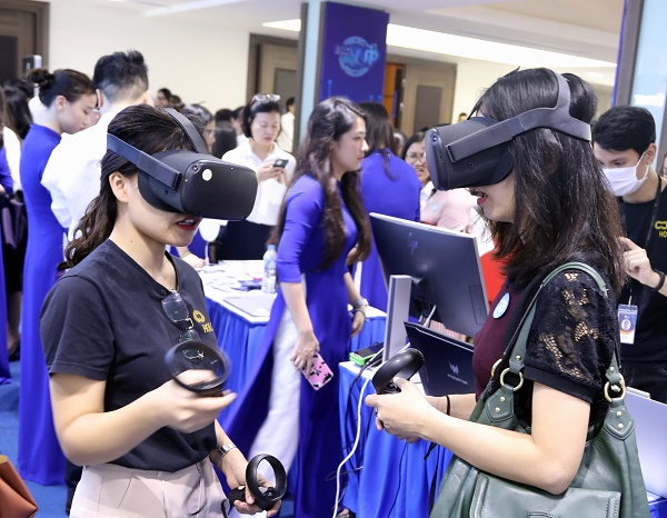 Khách hàng trải nghiệm công nghệ số của BIDV như công nghệ eKYC, đeo kính VR để xem các dự án nhà ở đang được giới thiệu tại BIDV Home