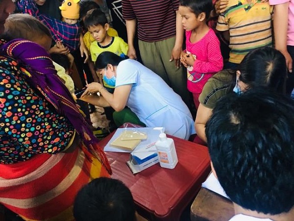 Ngành y tế Đắk Lắk tiêm chủng vaccine bạch hầu cho trẻ em vùng sâu vùng xa.