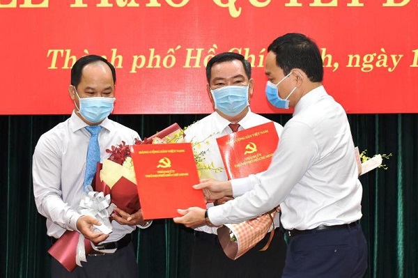 Phó Bí thư Thường trực Thành ủy TP.HCM Trần Lưu Quang trao quyết định cho ông Lê Đức Thanh
