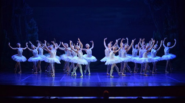 Tạm dừng lưu diễn xuyên Việt vở ballet Hồ Thiên Nga